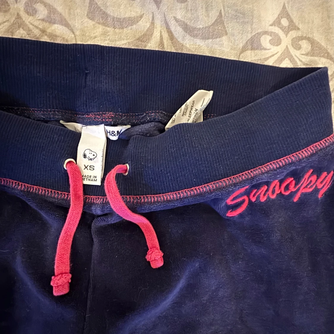 Mörkblå Snoopy hoodie med dragkedja och mjukis byxor från H&M - 4