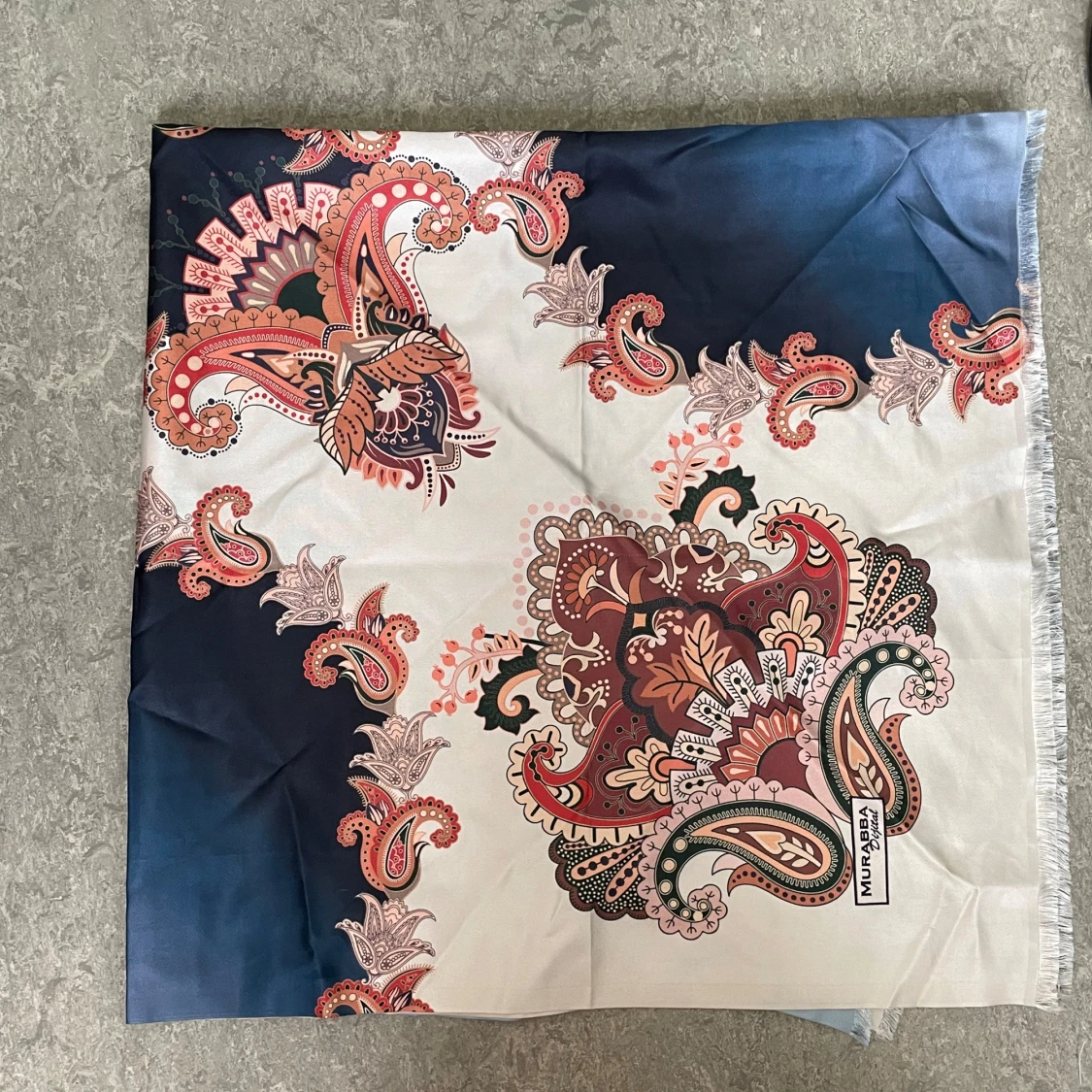 Paisleymönstrad blå och beige halsduk - 1