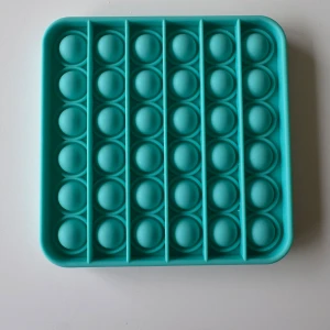 Pop it fidget toy  - En fyrkantig Pop it fidget toy är en leksak som hjälper dig att reducera stress. Perfekt för dig som vill koppla av.