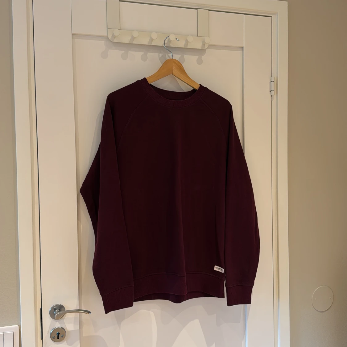 Vinröd sweatshirt från 157