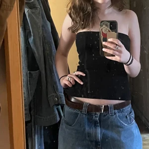  Ribbad Bandeau/Tubtopp - Svart tubtopp från H&M. Använd några fåtal gånger och är i fint skick, ingen synlig användning förutom att lappen är klippt.