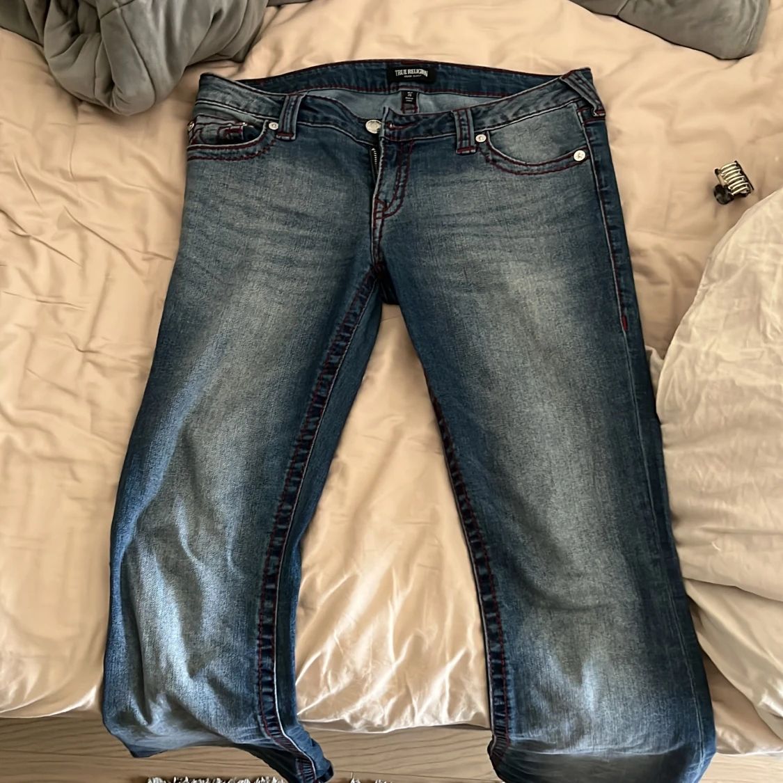 True Religion jeans med röd söm, stl 29 - 1