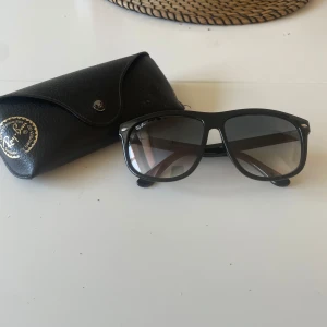 Rayban boyfriends - De är inte skadade på nått sätt, inga defekter ingenting. Fodralet medföljer ej. 
