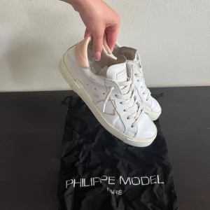 Philippe Model skor - Säljer nu dessa Philippe Model skor, påse tillkommer💞