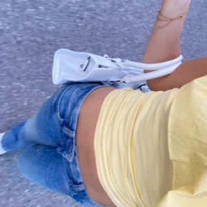 Blå lågmidjade jeans - Säljer ett par blå, väldigt lågmidjade bootcut jeans i storlek 158. Innerbenslängden i jeansen är ca 77 cm. Sprättat bort lappen på de eftersom att de skavde så kommer tyvärr inte ihåg märket, men kan försöka kolla upp. Priset går alltid att diskutera🫶🏼