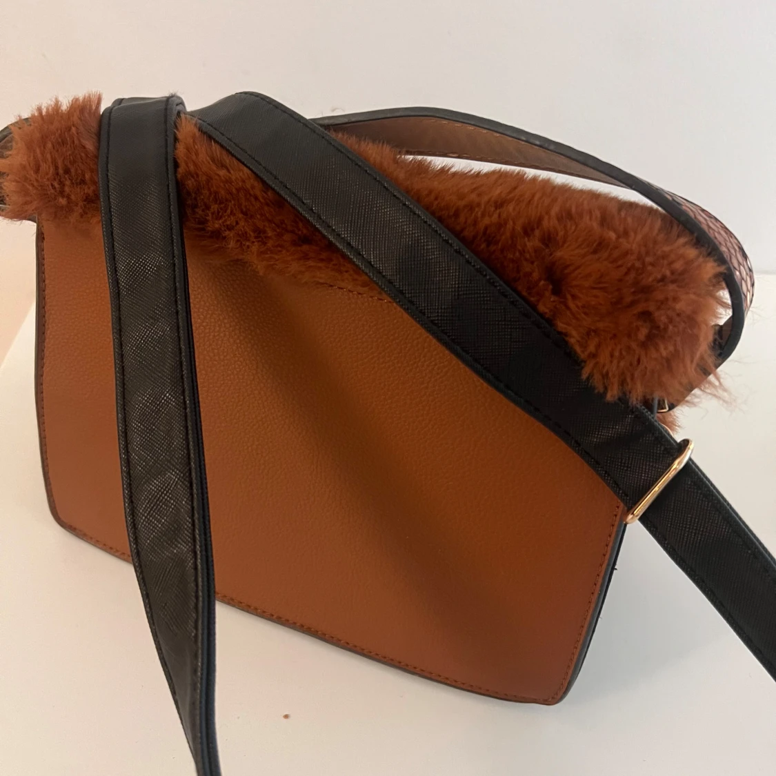 Brun fluffig axelväska River Island - 2