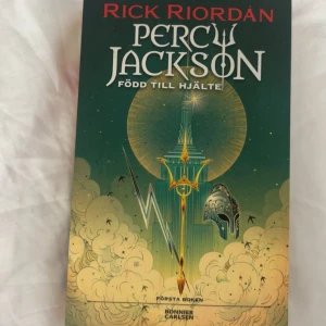 Percy Jackson första boken - säljer första Percy Jackson boken: Percy Jackson född till hjälte. Säljer den då jag aldrig har läst den och inte är intresserad. Helt nytt skick.💓