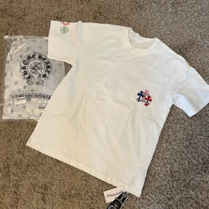 CHROME HEARTS TSHIRT - Hej, säljer denna Chrome Hearts T-shirts/tee. Allt medföljer dvs tags och poly bag. T-shirten är i nyskick och väldigt bra kvalité 