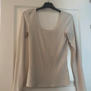 NAKD tröja - Fin Beige tröja i storlek S från Nakd. Tröjan är använd fåtal gånger och är i fint skick.