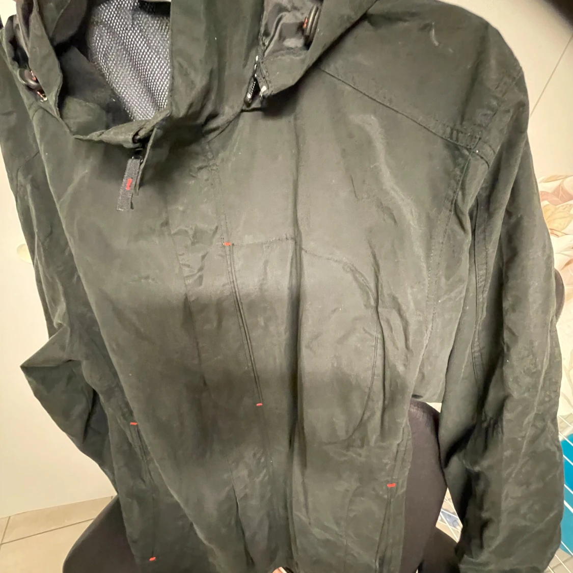 Svart vindjacka med huva - 1