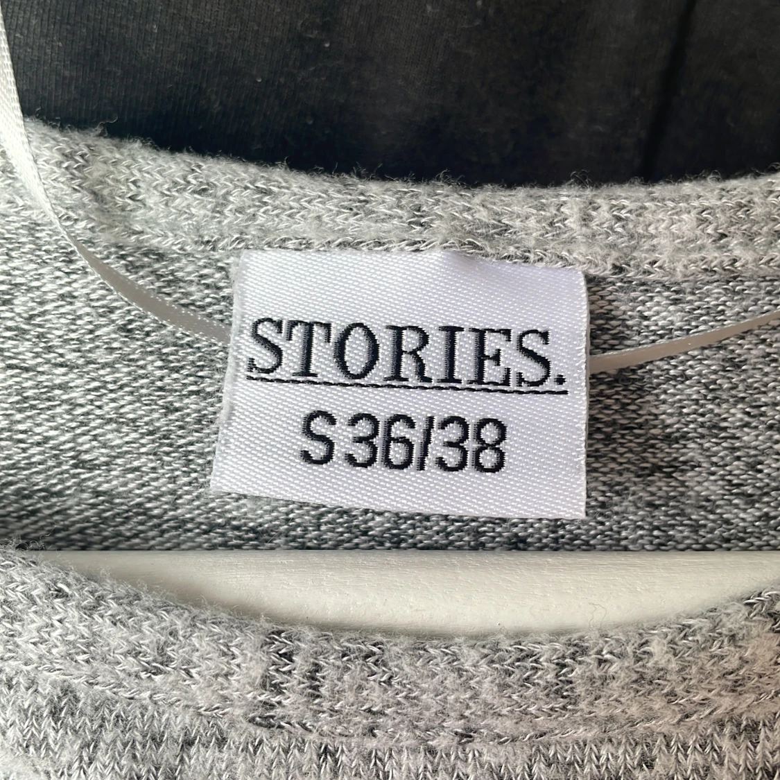 Gråmelerad stickad tröja Stories - 2