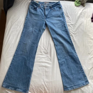 Middy flare Levis jeans - Middy flare W28 L32 jeans. Fint skick förutom en rand längst ner på byxbenet från att de varit uppvikta, om de ska sys upp för att bli kortare kommer det inte synas. 