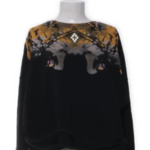 Marcelo burlon tröja  - Fett Marcelo burlon äkta tröja o jag säljer den för jag behöver pengar snabbt för en viktigt grej o den är i jätte bra skick.
