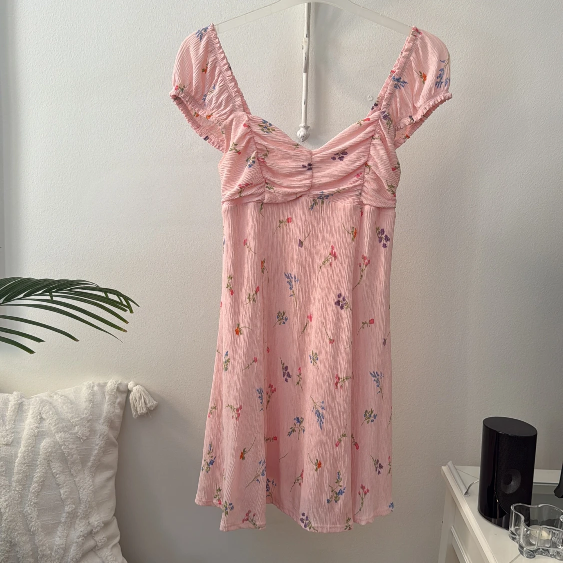 Rosa blommig kortklänning Gina Tricot