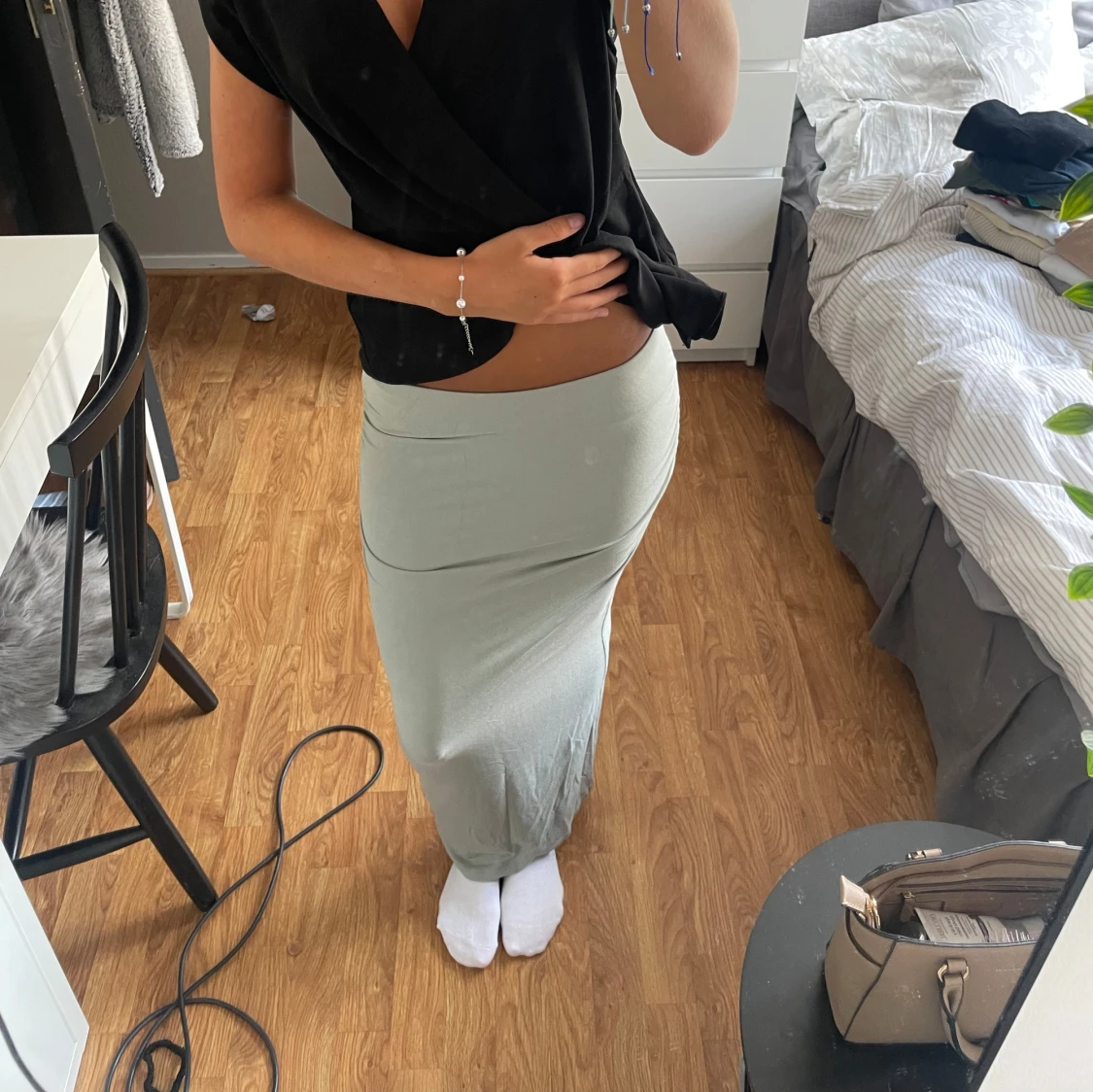 Ljusgrön långkjol i stretchigt tyg - 1