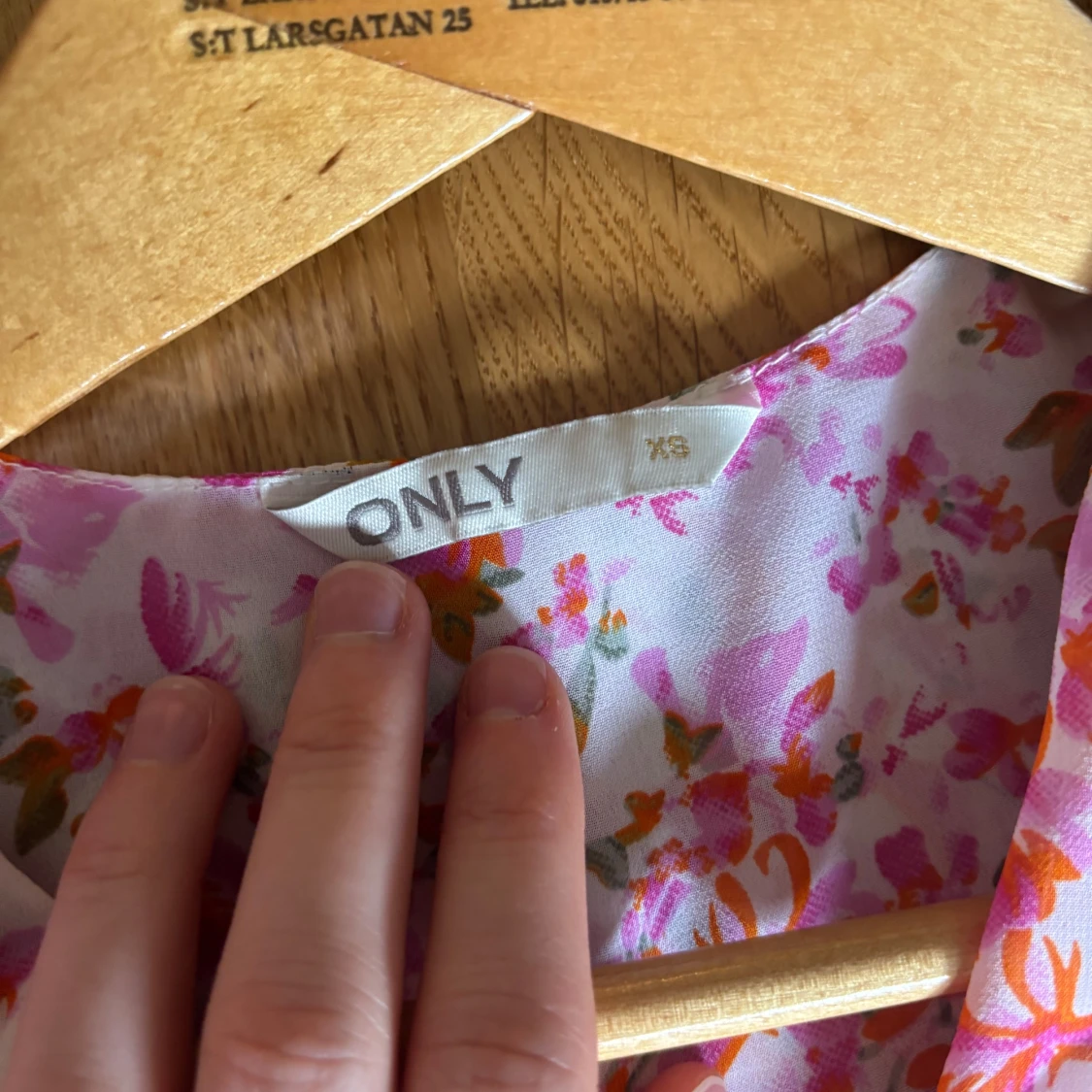 Blommig kortklänning från ONLY XS - 2