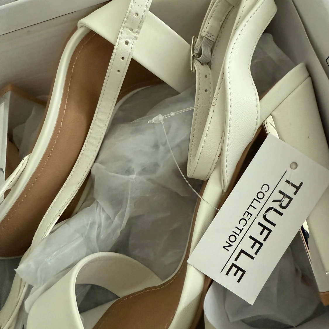 Vita klackar från Truffle Collection - 1