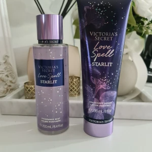 Victoria's Secret Love Spell Starlit set - Säljer ett set med Victoria's Secret Love Spell Starlit, innehållande en lila doftmist (250 ml) och en matchande bodylotion (236 ml). Båda har stjärnigt, glittrigt motiv och doftar av enchanted moonflower och misty boysenberry. Perfekt för dig som älskar söta, fruktiga och blommiga dofter. Helt nytt och oanvänt. Säljes endast via köp nu inga förhandlingar 