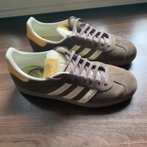 Adidas gazelle - Fräscha Adidas gazelle skor, Skicket är 8,5/10 och är använda ca 15 gånger. Säljer för att de inte passar mig. Nypris:1250 kr mitt pris 650 kr, ej hugget i sten💯Skriv privat om du har någon fråga🤩