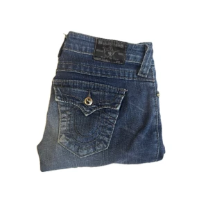 Unika True Religion jeans med vita diamanter - Jätte snygga utsvängda jeans från true religion med vita stenar/diamanter i storlek xs/s