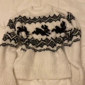 Vit stickad tröja med kaninmönster - Supermysig vit stickad tröja från H&M med svart mönster och söta kaniner💗 Använt en gång💗 Pris går att diskutera💗