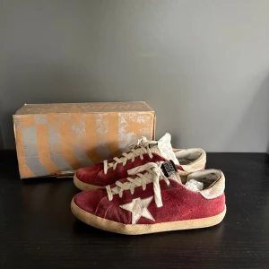 Golden goose - Vinröda golden goose. Skicket på skorna är acceptabelt som syns på bilderna. Og sulan är utbytt mot en ny då den föll sönder. Skicket matchar priset. Inget og medkommer. Hör av dig vid funderingar. 