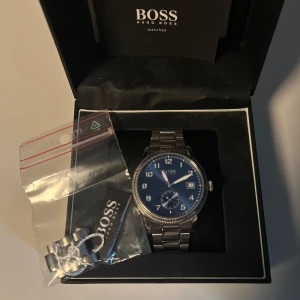 Hugo boss klocka  - Hugo boss klocka nypris 4000. Batteriet på klockan behöver dock bytas.  
