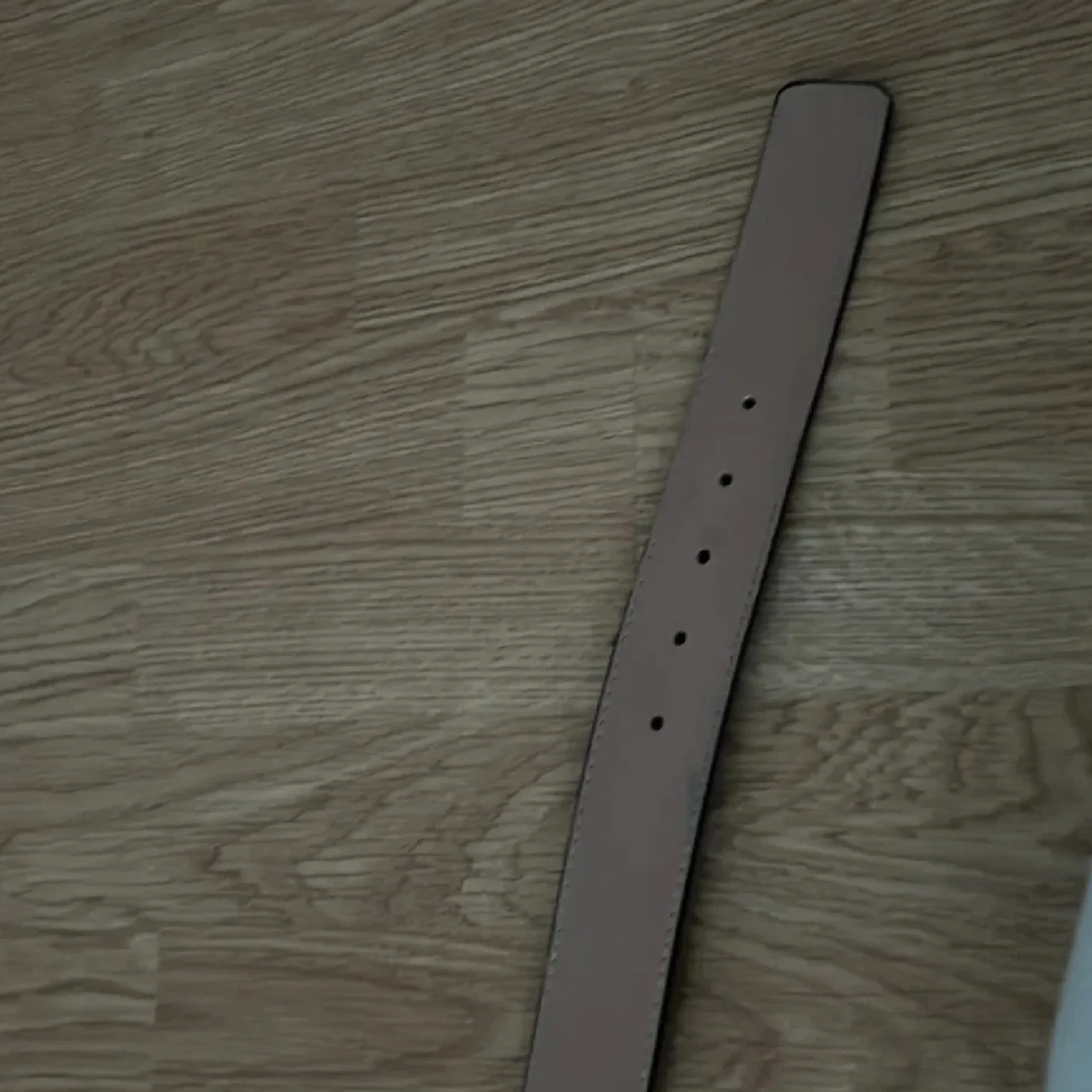 Rutigt svart bälte med silvrigt märke - 2