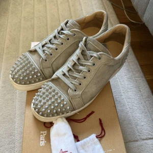 Louboutin seavaste - Fräscha Loubs i denna unika cw, all og skick 8,5/10 endast smutsiga i nuläget Nypris 11k!