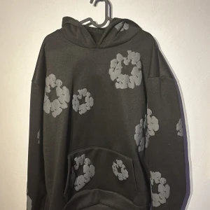 Denim Tears hoodie M - Säljer denna Denim Tears hoodie i Medium