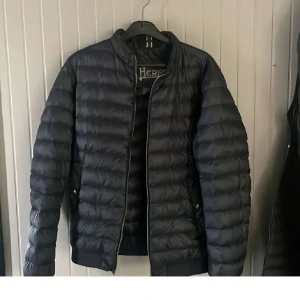 Herno Jacka - Superfin jacka från Herno i ett bra skick! Storleken är 48!