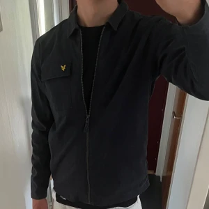 Overshirt - Snygg overshirt från Lyle & Scott, i storlek 14/15 motsvarar ungefär storlek small