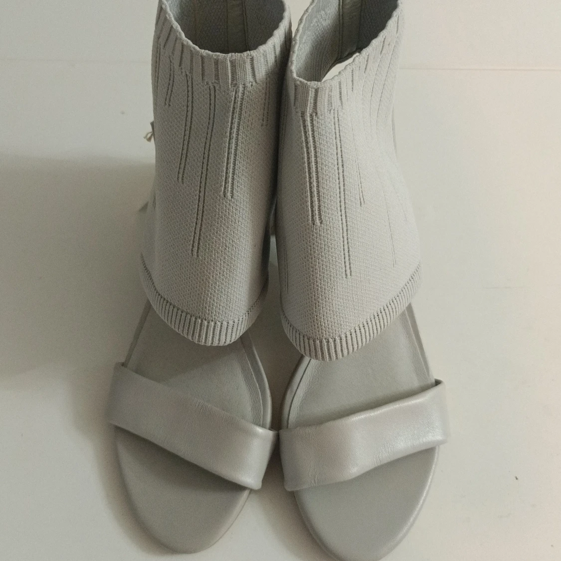 Grå sandaler med stickad detalj BE:GOLD - 1