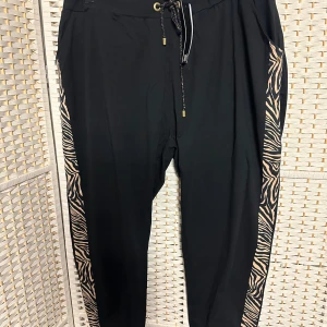 Mysbyxa från Aprico storlek 58/60 - Helt ny mysbyxa från exklusiva Aprico. Storlek 58/60. Passar både till vardag och fest. Ordpris 699kr. Material i stretchig 95% bomull och 5% elastan.