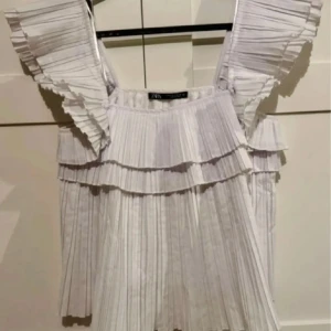 Topp zara - Söt vit topp från zara, man kan ha på axlarna och off shoulder, super söt med plisserat tyg!!🥰🥰