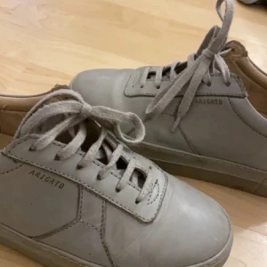 Arigato skor  - Gråa arigato skor storlek 37, köpta här på Plick men var för små så säljer vidare. 
