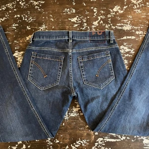 Dondup George skinny jeans blå 31 - Riktigt feta Dond up jeans, de står att det ör w31 men ja skulle nog säga att de är w30. Använda bara ett par gånger.