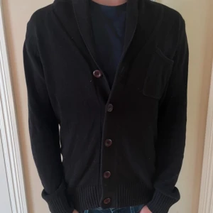 Svart stickad cardigan - Säljer en svart stickad cardigan i strl S. Väldigt bra skick, inga konstigheter.