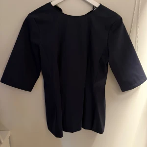 Mörkblå blus med halvlånga ärmar - Jättefin blus som aldrig är använd💛🍒🍒