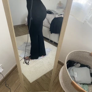 Svarta bootcut byxor med hög midja - Säljer ett par svarta byxor med hög midja och bootcut-ben. Byxorna har en tight passform upptill och släpper ut nedtill för en snygg siluett. Perfekta att styla med crop tops eller oversized hoodies. Materialet är stretchigt och bekvämt. Säljer dessa eftersom att jag inte har nån användning av dem längre.💕