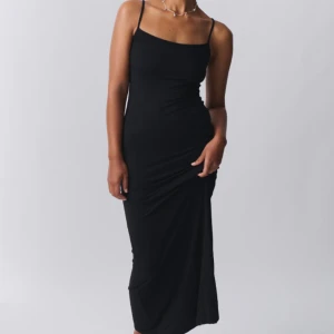 Svart klänning - Säljer denna väldigt fina långklänning från Gina tricot i storlek S. Har aldrig använt och prislappen sitter kvar! Nypris 299kr