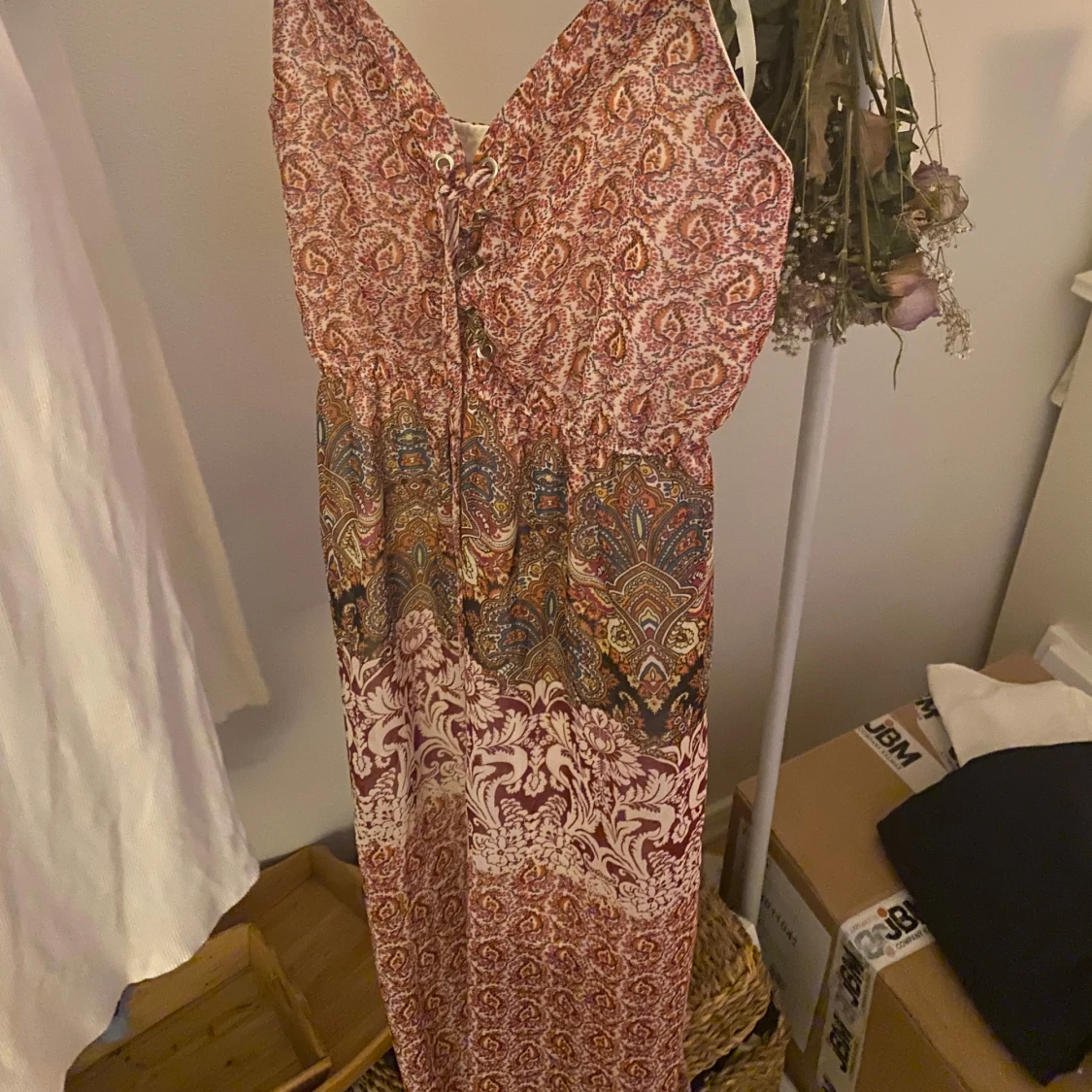 Mönstrad långklänning med snörning - 1