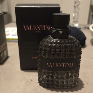 Valentino Uomo Born In Roma EdT 100ml - Valentino Uomo Born In Roma EdT 100ml. Knappt använd. Köpt på kicks för drygt ett halvår sen, ungefär 90ml kvar. Köpt för 1400. Lådan ingår såklart