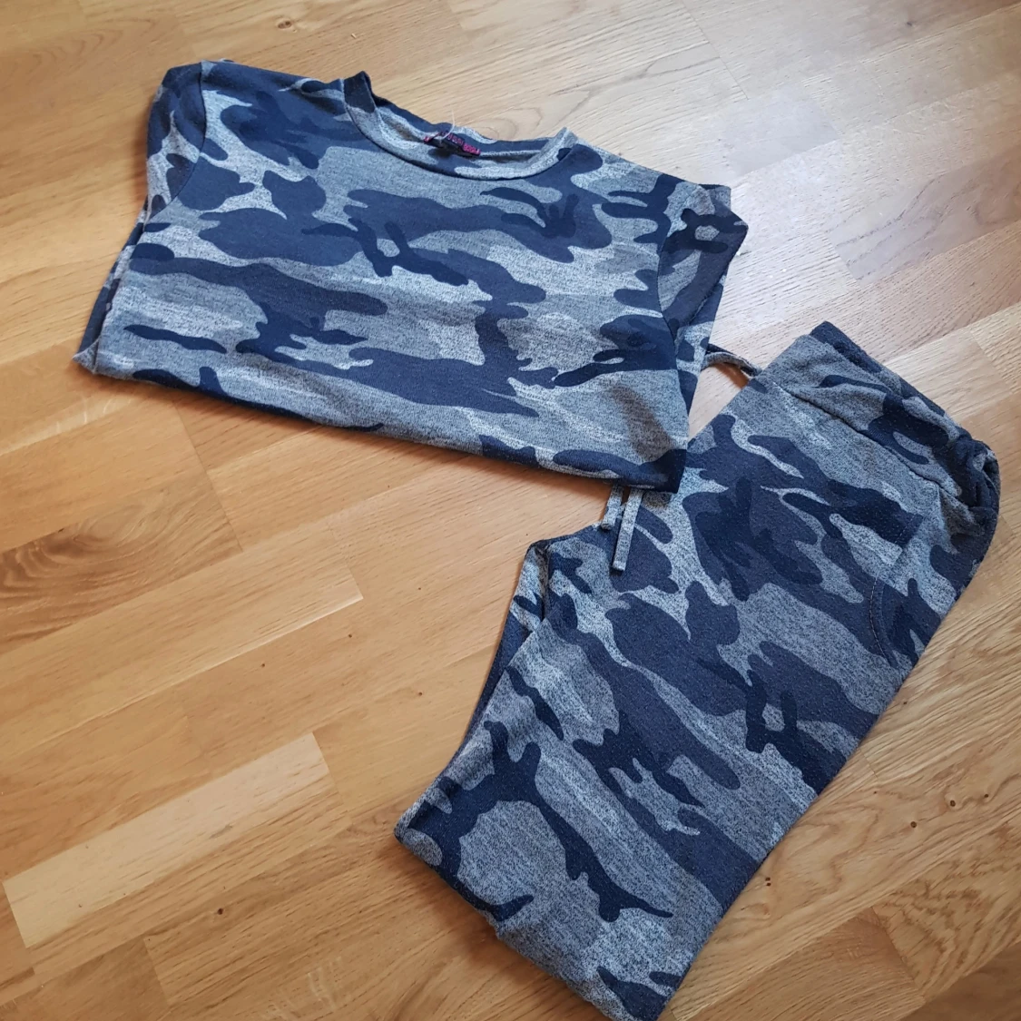 Camouflage set med tröja + byxa från Missi London strl S