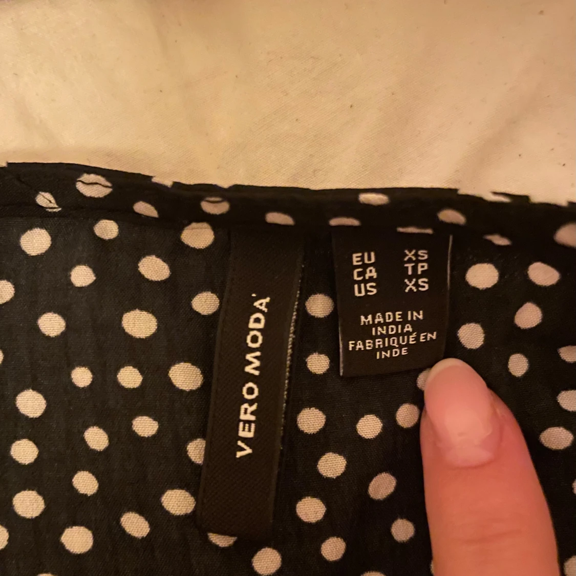 Svart vit prickig omlottklänning  - 2