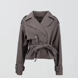 Grå croppad trenchcoat med bälte - Croppad trenchcoat från Gina tricot i storlek m men passar mig med S mycket bra, den är inte i dåligt skick. Nypris 699 men säljer för runt 279 pris går agg diskutera med anledning över att den inte säljs mer .