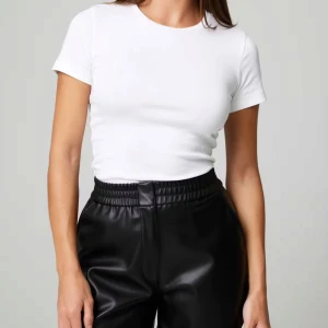 Svarta shorts i skinnimitation - Shorts i skinnimitation från Bikbok. Oanvända men testade och utan lapp.