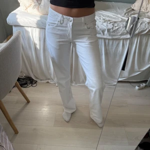Vita raka jeans  - Säljer ett par vita vida jeans, ifrån Zara. Skit snygga!!! Inprincip oanvända då de är lite för stora för mig tyvärr. 