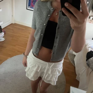 Grå kofta från Zara med pärlknappar - Superfin grå kofta från Zara med kort ärm och pärlknappar, den saknar en knapp som man ser på sista bilden men det ör inget jag ens tänkt på förens nu när jag tänkte sälja den och kollade igenom den ordentligt💓💓 Storlek s