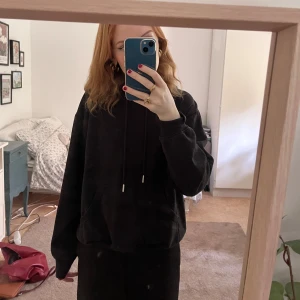 Svart hoodie H&M - Svart hoodie från H&M som passar XS och säkert också S! Säljer för att den inte kommer till användning